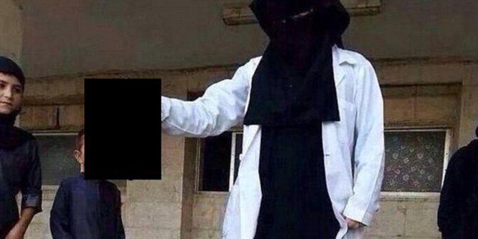 Jihadis Perempuan Inggris Pajang Foto Pegang Kepala Dipenggal