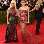Desainer Donatella Versace & Jennifer Lopez di Met gala 2015