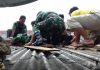 Prajurit Penerjun Payung Jatuh di Atap Rumah Warga Saat Gladi Kotor HUT TNI AU ke 71