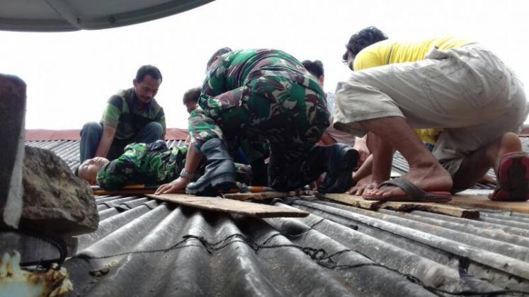 Prajurit Penerjun Payung Jatuh di Atap Rumah Warga Saat Gladi Kotor HUT TNI AU ke 71
