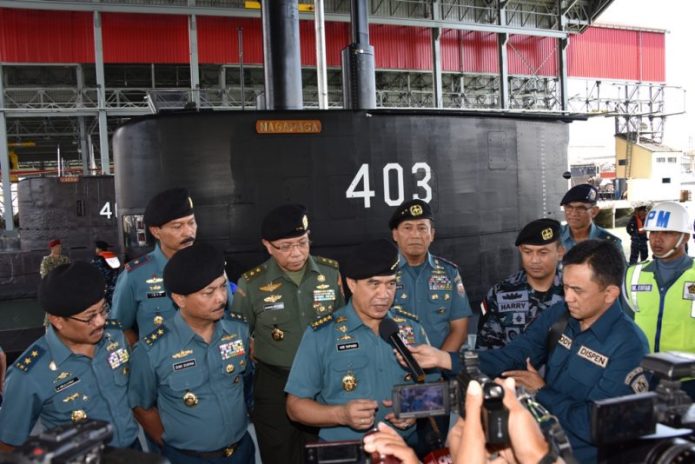 Kasal Laksamana TNI Ade Supandi usai menyambut kru kapal selam Nagapasa-403 di Surabaya, 28-8-2017 - (Dispen Koarmatim)