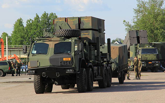 Sistem pertahanan udara NASAMS II berbasis truk 8×8 Sisu E13TP Angkatan Bersenjata Finlandia. © MKFI via Wikimedia Commons